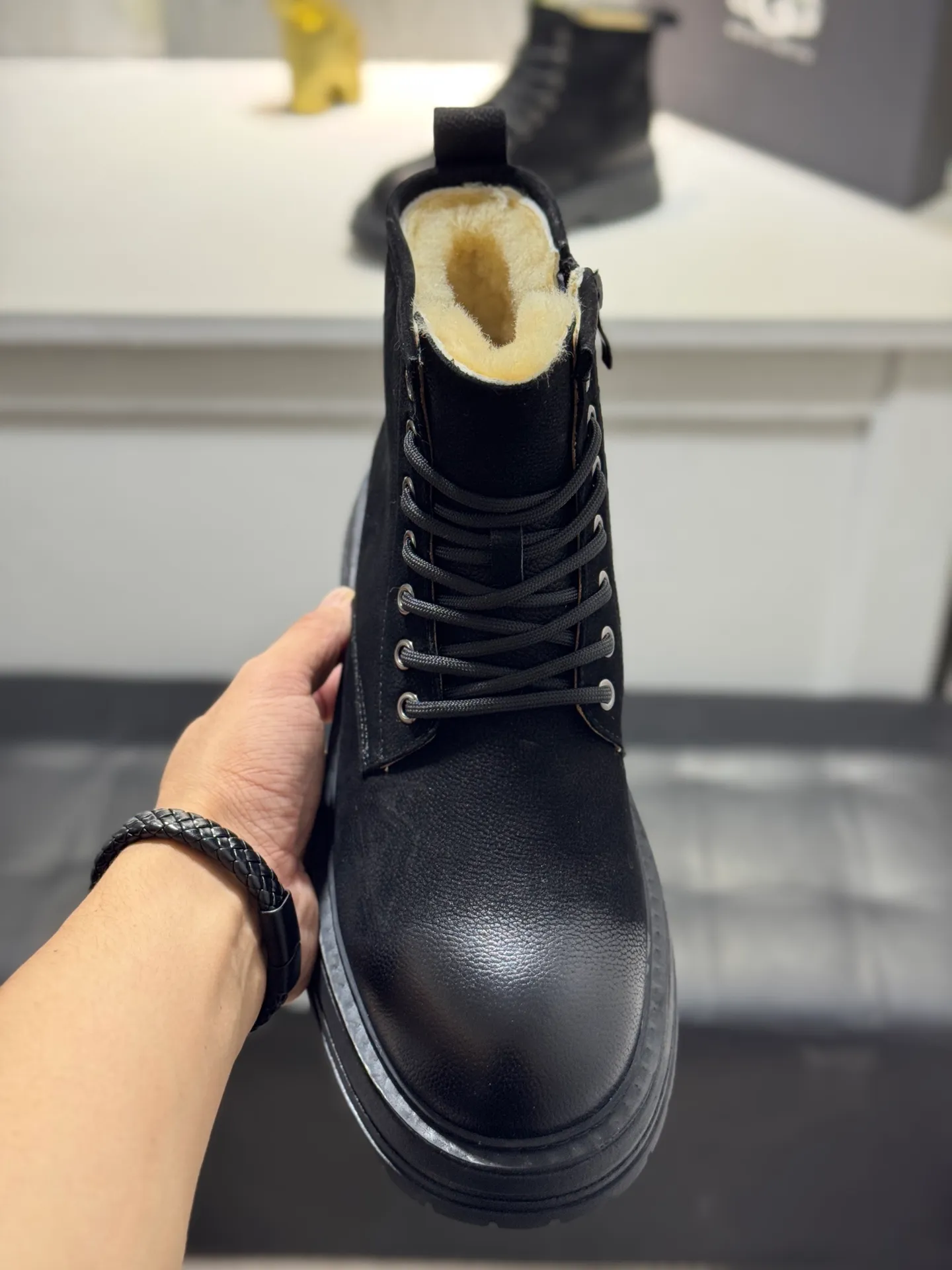 Men's men's shoes 💰660 [New style] 🦥🦥UGG - high-end quality 🔥Australian imported wool 🔥Full fur original single entry and exit counter without pressure, let you feel no replacement 💏The upper is made of first-layer cowhide 'all original Australian wool' Strict men's boots thick wool can be distinguished by the naked eye 💓Real wool keeps warm and does not smell like feet, warms the whole winter ✨Carefully crafted for those who know the goods🔥Size: 38-44 (45 customized